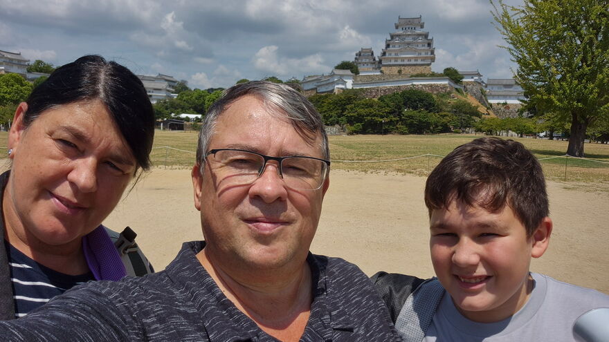 Alternativer Text: Familie Strassner mit Bettina und Alexander vor der Burg Himeji in Japan