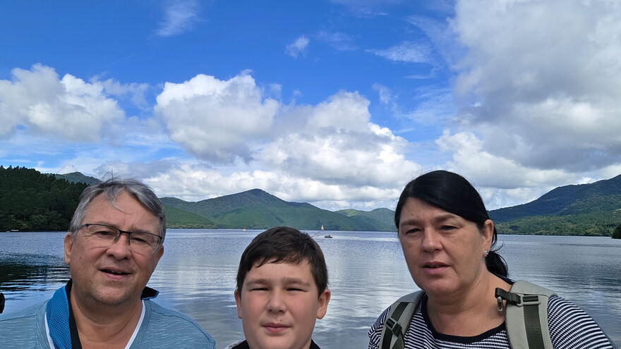 Familie Strassner bei einem Ausflug an einem See